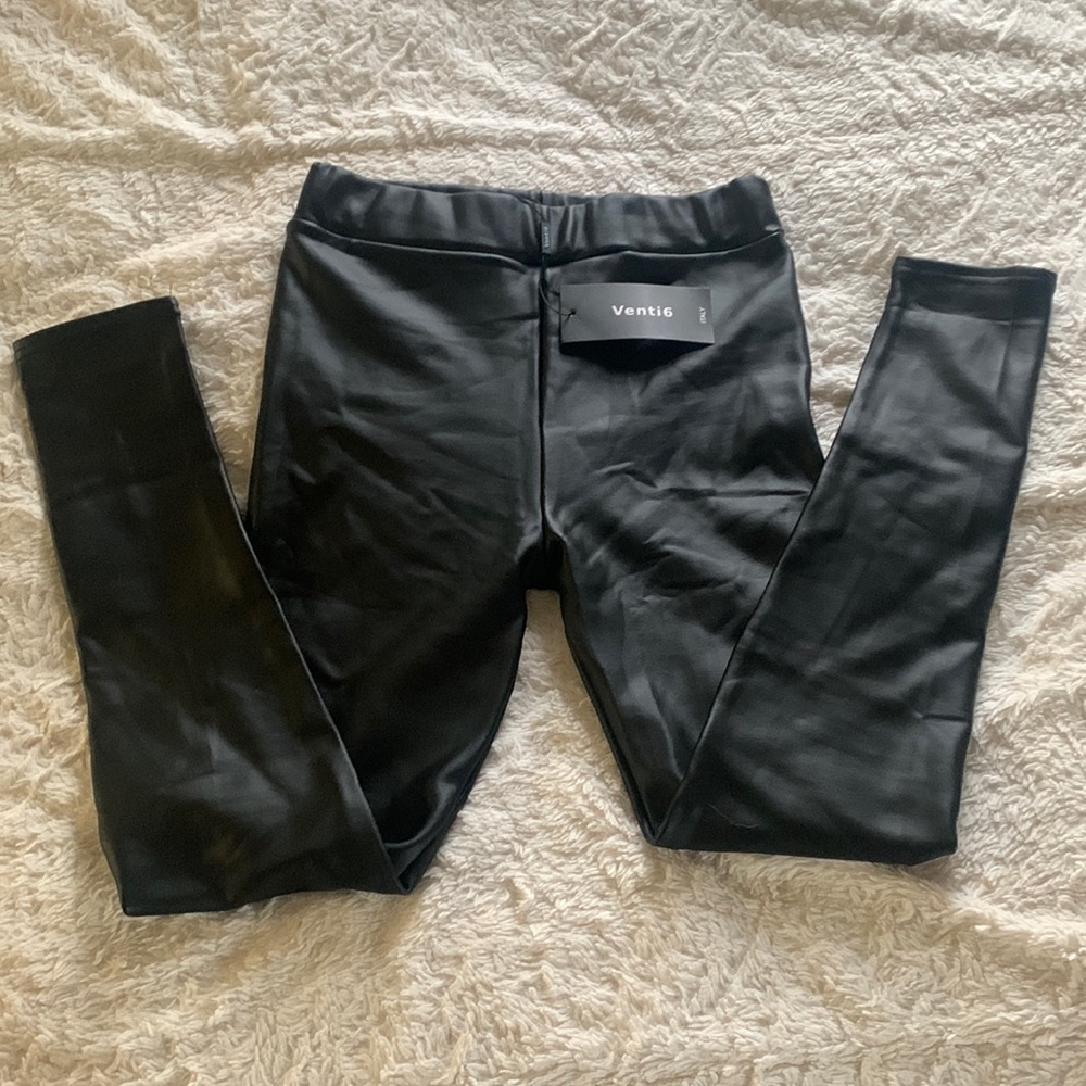 NWT Faux leather black leggings. Size medium. Fleece lined. Pink Lily.